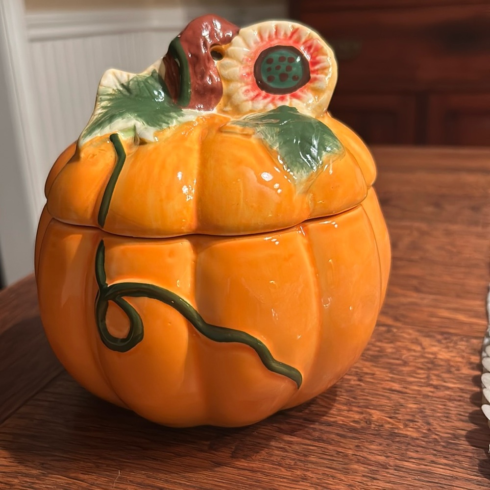 Vintage Royal Norfolk Ceramic Hand Painted Pumpkin Jar in Excellent Condition